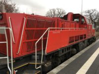 Die lange rote Schnauze der Diesellok Gravita von Voith