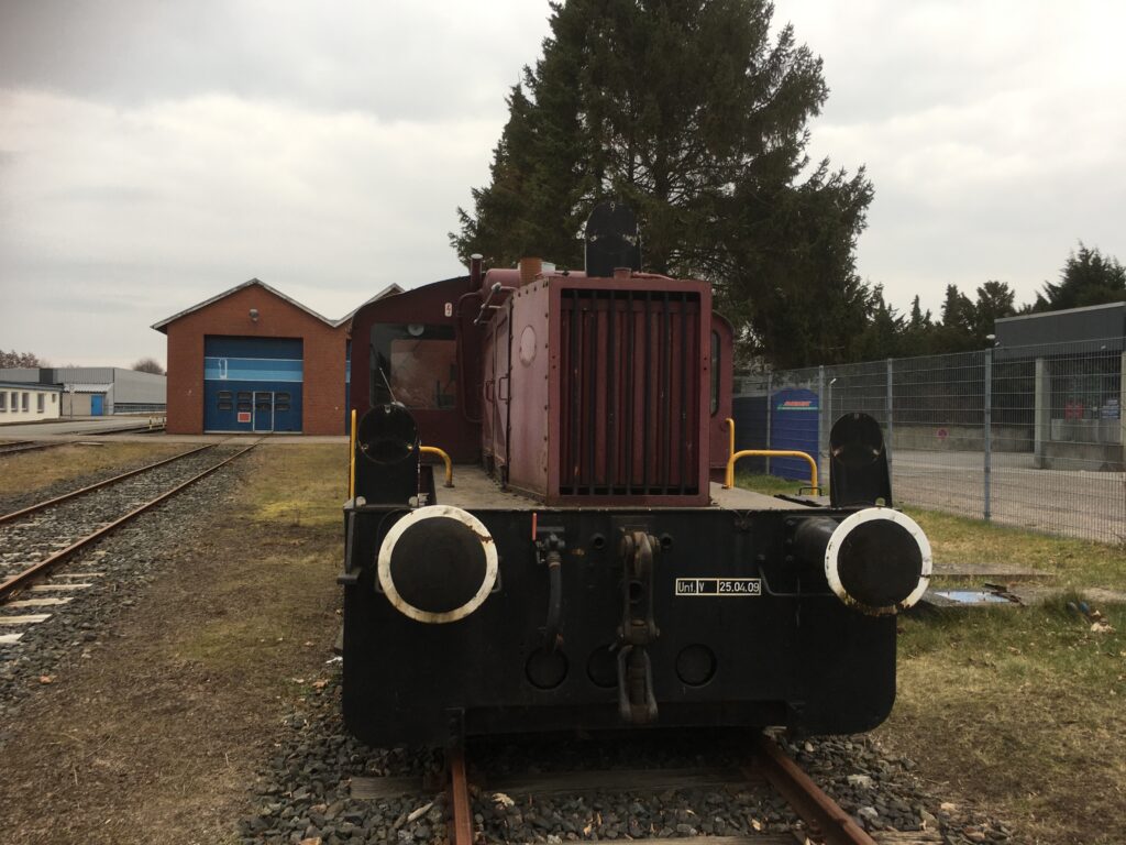 Die weinrote Schnauze der Köff II ziert das Lüftergitter. Darunter das schwarze Fahrwerk mit den weiß umrandeten Puffern.