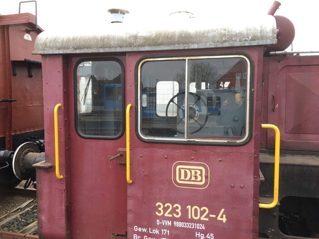 Das Fahrhaus hat neben der Tür ein Fenster. Durch dieses kann man ein Rad wie ein Lenkrad erkennen. Es ist für die Geschwindigkeit.