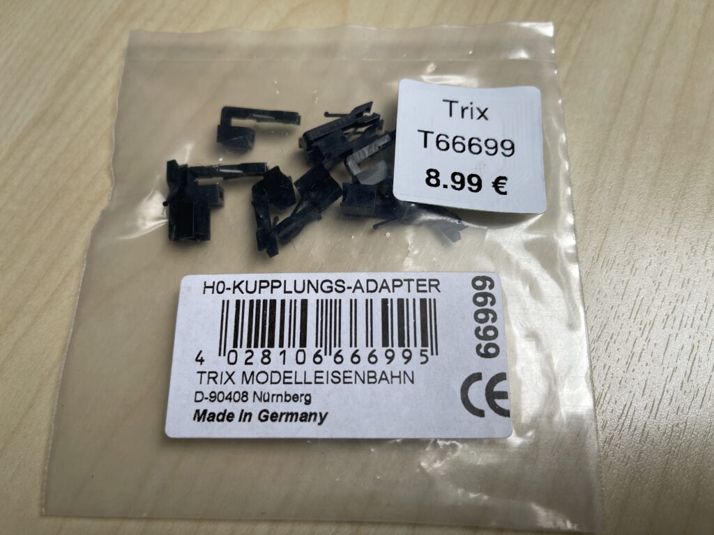 Im Tütchen eingeschweißt die schwarzen Kupplungen und Preisaufkleber.
