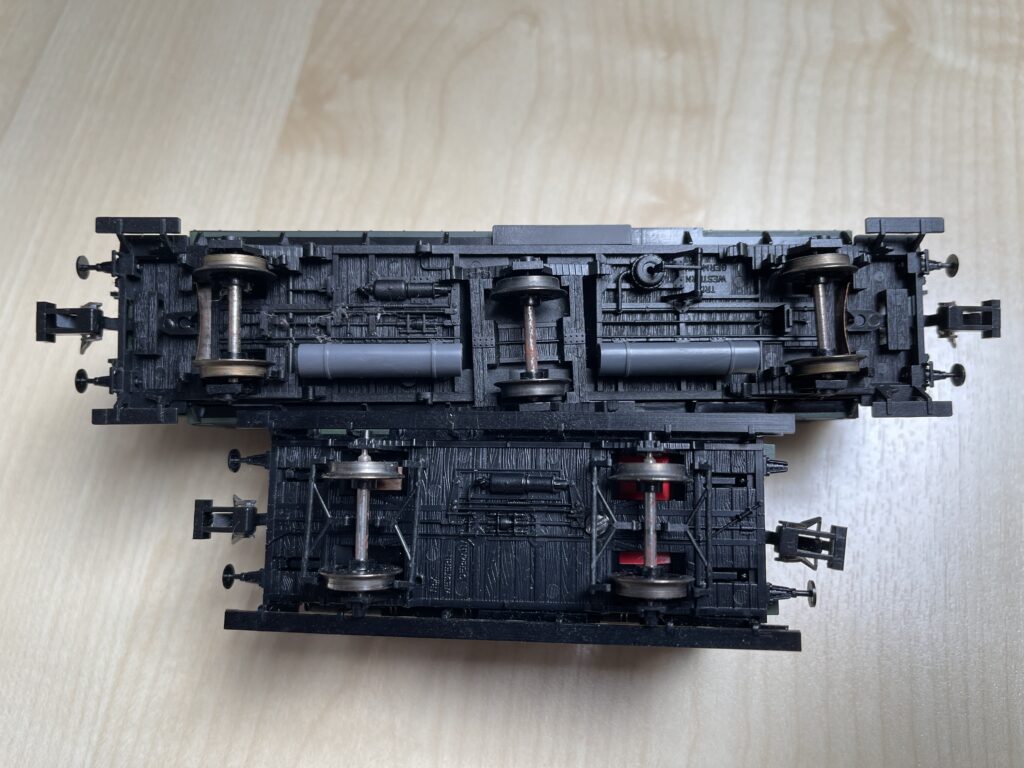 Die beiden Wagen liegen auf dem Dach und zeigen die schwarze Unterseite.