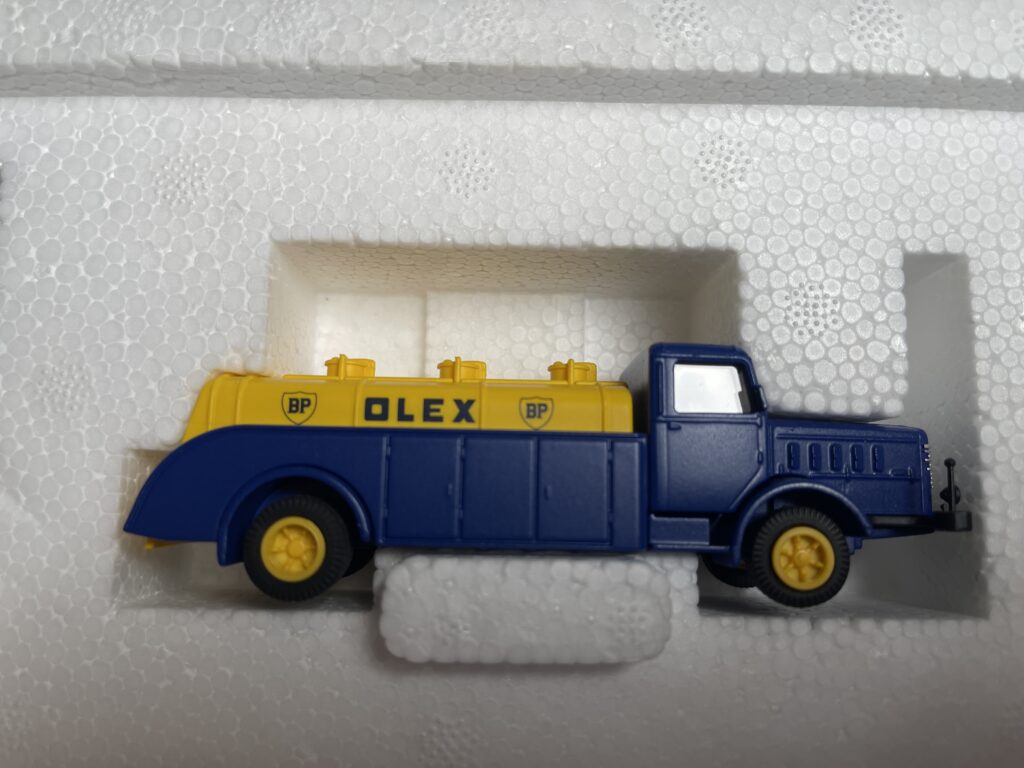 Der LKW Tankwagen von Büssing mit blauem Chassis und gelbem Tank. Aufschrift auf dem Tank ist BP OLEX BP.