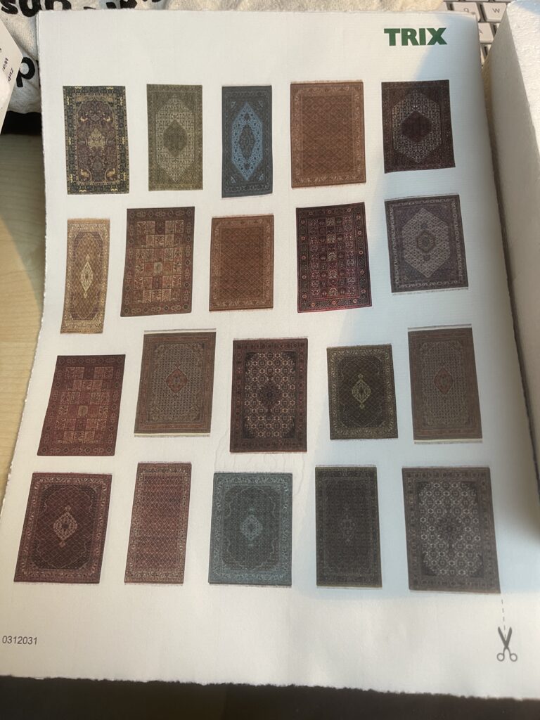 Ein Blatt Papier. Aufgedruckt sind zahlreiche Teppiche.