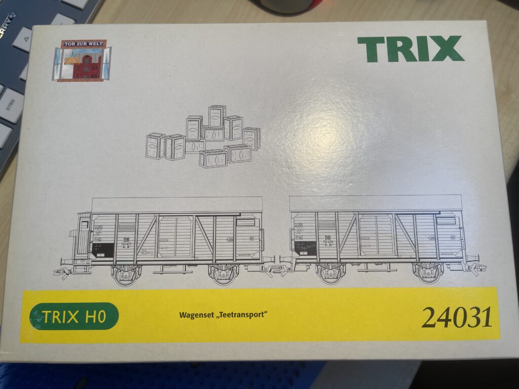 Die Packung mit den gezeichneten Kisten und Güterwagen.