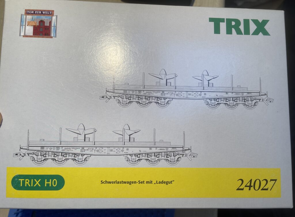 Die Packung mit den gezeichneten Flachwagen die Schiffpropeller transportieren.