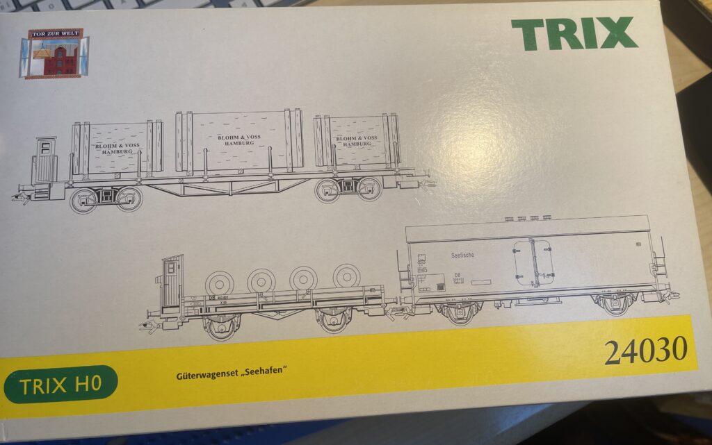 Die Packung mit der Zeichnung der Flachwagen mit den Kisten darauf.