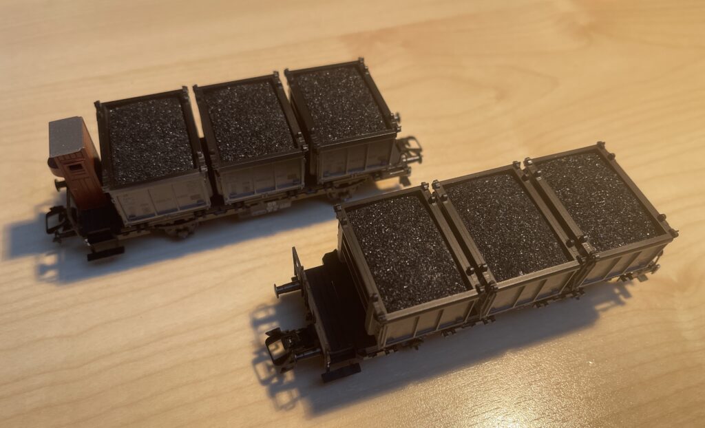 Die zusammen gebauten Wagen tragen je drei Behälter mit Kohle.