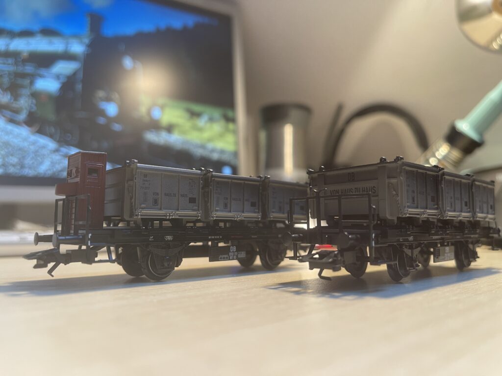 Aufnahme aus menschlicher Sicht leicht von unten. Die Wagen wirken nun deutlich größer und schöner. Im Hintergrund ist ein Monitro, ein Thermos Becher, ein Headset sowie ein Lötkolben zu erkennen.