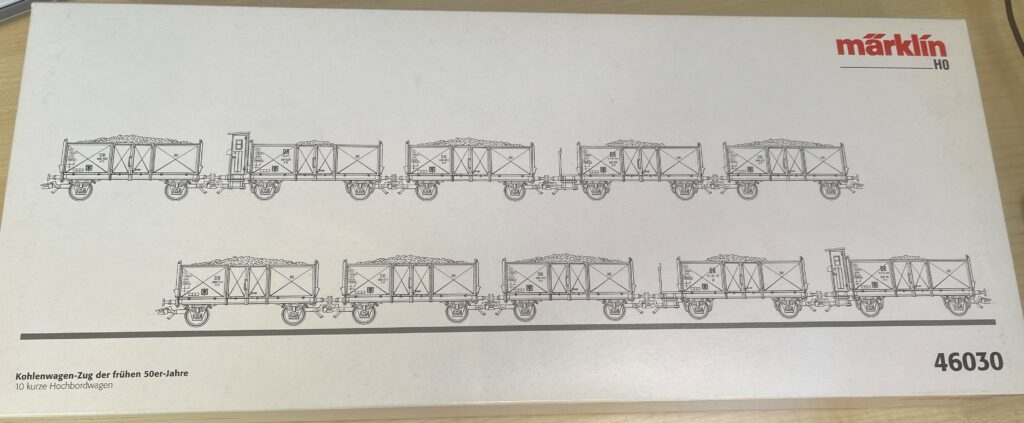 Der komplette Deckel der Packung mit den zehn gezeichnete Wagen.